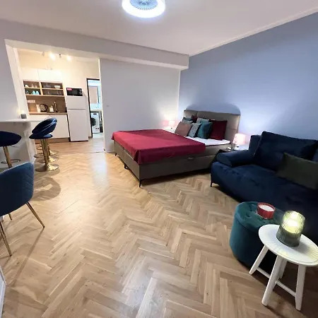 Quiet & Cozy Apartment/ Balcony / Popular Location Apartment