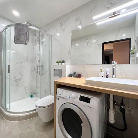 Quiet & Cozy Apartment/ Balcony / Popular Location *