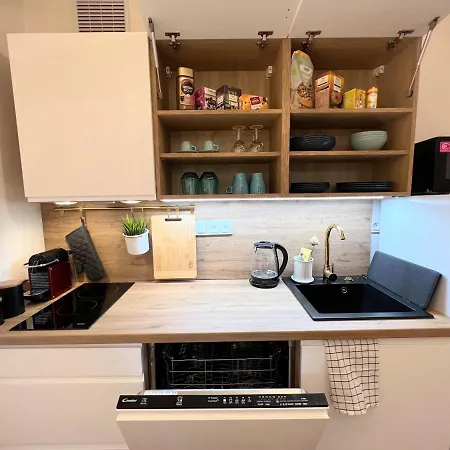 Quiet & Cozy Apartment/ Balcony / Popular Location Apartment