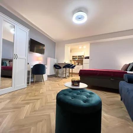 Quiet & Cozy Apartment/ Balcony / Popular Location Apartment
