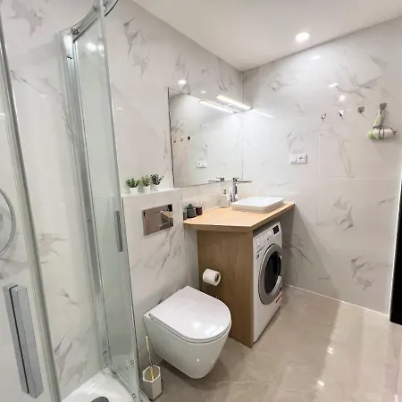 Quiet & Cozy Apartment/ Balcony / Popular Location