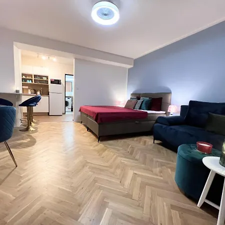 Quiet & Cozy Apartment/ Balcony / Popular Location Apartment *