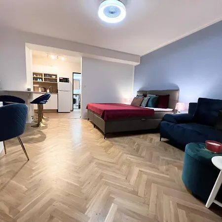 Quiet & Cozy Apartment/ Balcony / Popular Location * Praga