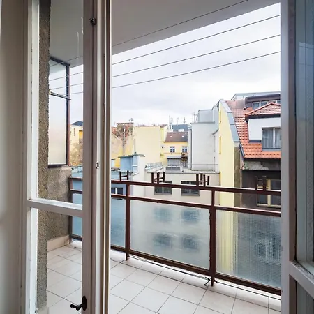 Quiet & Cozy Apartment/ Balcony / Popular Location Apartamento Praga
