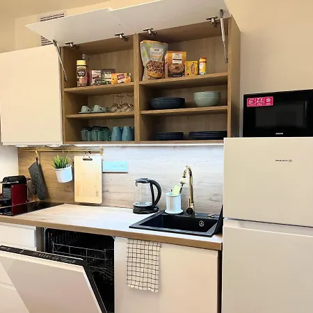 Quiet & Cozy Apartment/ Balcony / Popular Location * Praga