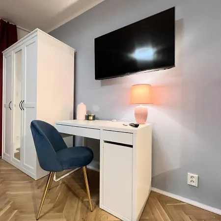 Quiet & Cozy Apartment/ Balcony / Popular Location Apartamento Praga